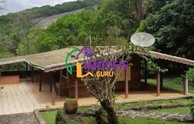 Imagem: A casa possui 4 Dormitórios, 3 Banheiros, 4 Vagas na garagem