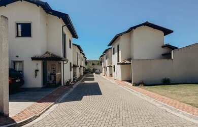 Imagem: A casa em condomínio possui 3 Dormitórios, 1 Banheiro, 2 Vagas