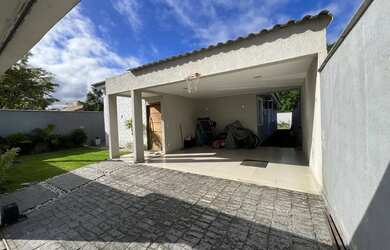 Imagem: A casa possui 4 Dormitórios, 3 Banheiros, 2 Vagas na garagem