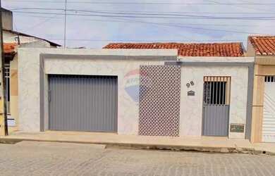 Imagem: A casa possui 3 Dormitórios, 1 Banheiro, 2 Vagas na garagem