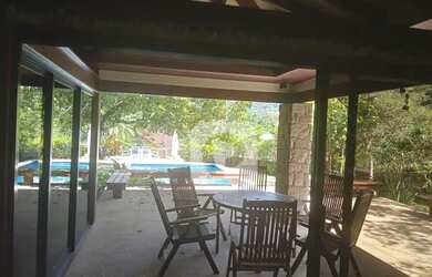 Imagem: A casa em condomínio possui 5 Dormitórios, 5 Banheiros, 500m²