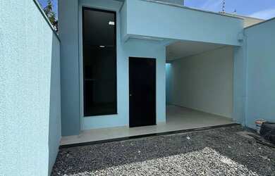 Imagem: A casa possui 3 Dormitórios, 2 Banheiros, 2 Vagas na garagem