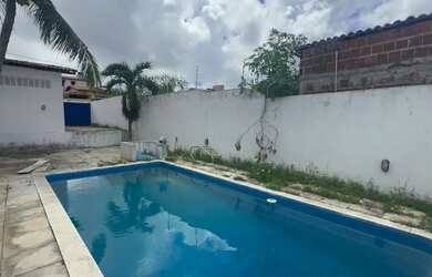 Imagem: A casa possui 2 Dormitórios, 3 Banheiros, 4 Vagas na garagem