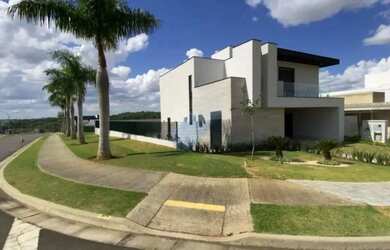 Imagem: A casa em condomínio possui 4 Dormitórios, 5 Banheiros, 4