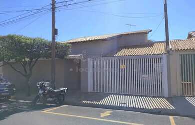 Imagem: A casa possui 4 Dormitórios, 4 Banheiros, 4 Vagas na garagem