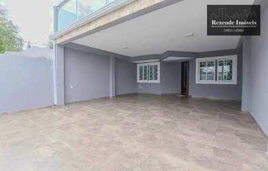 Imagem: A casa possui 3 Dormitórios, 3 Banheiros, 2 Vagas na garagem