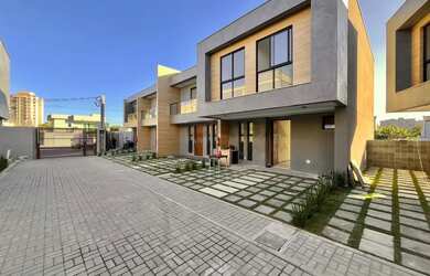 Imagem: A casa possui 4 Dormitórios, 3 Banheiros, 2 Vagas na garagem