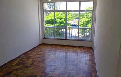 Imagem: O apartamento possui 3 Dormitórios, 1 Banheiro, 1 Vaga na garagem