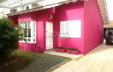 Imagem: A casa possui 2 Dormitórios, 1 Banheiro, 2 Vagas na garagem