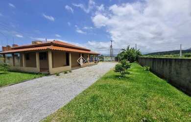 Imagem: A casa possui 1 Dormitório, 1 Banheiro, 200m² de Área e