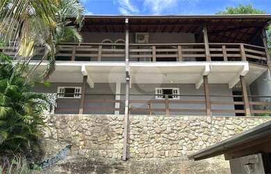 Imagem: A casa possui 3 Dormitórios, 4 Banheiros, 4 Vagas na garagem