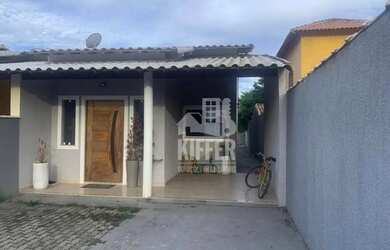 Imagem: A casa possui 3 Dormitórios, 2 Banheiros, 2 Vagas na garagem