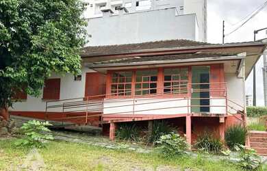 Imagem: A casa possui 1 Dormitório, 4 Banheiros, 1 Vaga na garagem