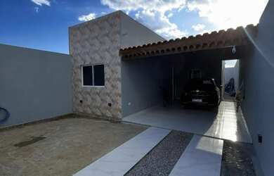 Imagem: A casa possui 2 Dormitórios, 3 Banheiros, 2 Vagas na garagem