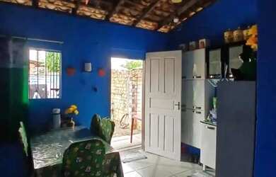 Imagem: A casa possui 2 Dormitórios, 1 Banheiro, 2 Vagas na garagem