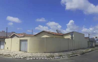 Imagem: A casa possui 4 Dormitórios, 2 Banheiros, 3 Vagas na garagem