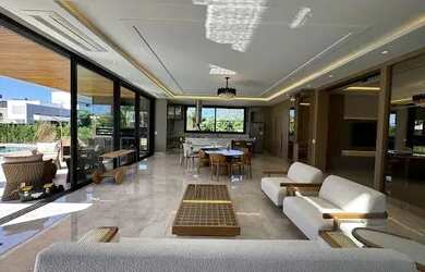 Imagem: A casa possui 4 Dormitórios, 5 Banheiros, 4 Vagas na garagem