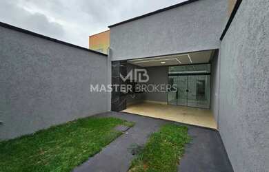 Imagem: A casa possui 3 Dormitórios, 2 Banheiros, 2 Vagas na garagem