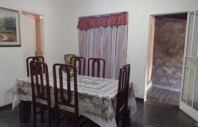 Imagem: A casa possui 3 Dormitórios, 3 Banheiros, 5 Vagas na garagem