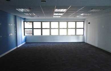 Imagem: O depósito possui 5 Vagas na garagem e 546m² de Área e está