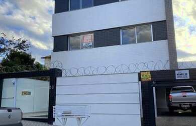 Imagem: O apartamento possui 3 Dormitórios, 1 Banheiro, 2 Vagas na