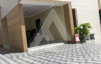 Imagem: A casa possui 3 Dormitórios, 3 Banheiros, 5 Vagas na garagem