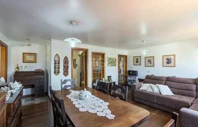 Imagem: A casa possui 5 Dormitórios, 1 Banheiro, 3 Vagas na garagem