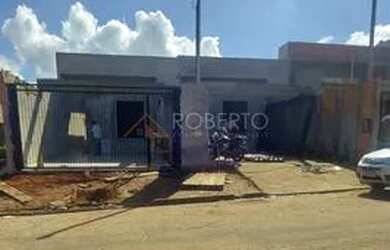 Imagem: A casa possui 3 Dormitórios, 2 Banheiros, 2 Vagas na garagem