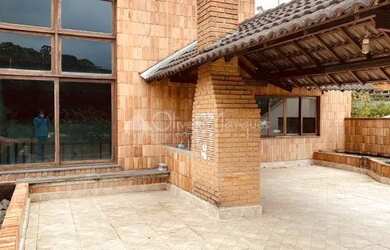 Imagem: A casa possui 4 Dormitórios, 3 Banheiros, 2 Vagas na garagem