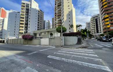 Imagem: A casa possui 5 Dormitórios, 5 Banheiros, 4 Vagas na garagem