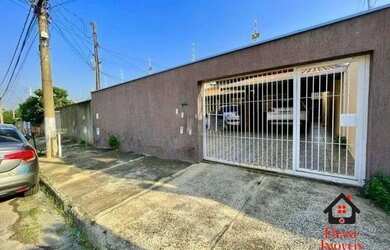 Imagem: A casa possui 2 Dormitórios, 2 Banheiros, 4 Vagas na garagem