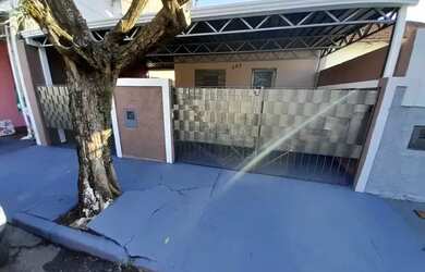 Imagem: A casa possui 1 Dormitório, 1 Banheiro, 1 Vaga na garagem