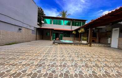 Imagem: A casa possui 3 Dormitórios, 2 Banheiros, 1 Vaga na garagem