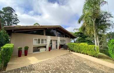 Imagem: A casa em condomínio possui 4 Dormitórios, 4 Banheiros, 4