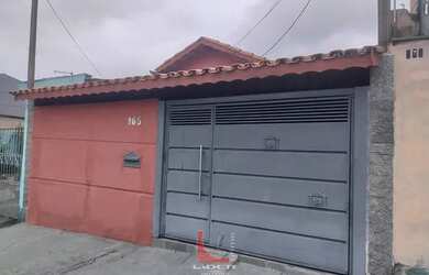 Imagem: A casa possui 3 Dormitórios, 2 Banheiros, 2 Vagas na garagem