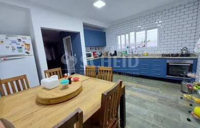 Imagem: A casa possui 3 Dormitórios, 4 Banheiros, 2 Vagas na garagem