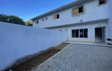 Imagem: A casa possui 2 Dormitórios, 3 Banheiros, 2 Vagas na garagem