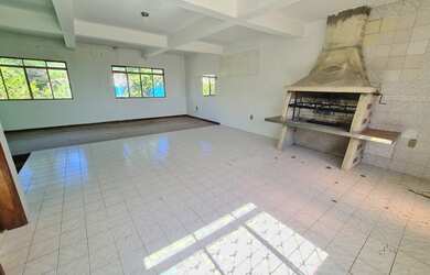 Imagem: A casa possui 4 Dormitórios, 4 Banheiros, 2 Vagas na garagem