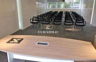 Imagem: O depósito para alugar possui 3 Vagas na garagem e 102m² de