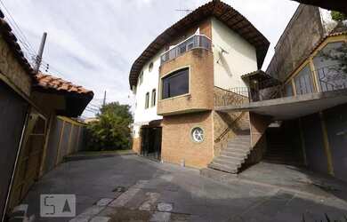 Imagem: A casa possui 4 Dormitórios, 5 Banheiros, 4 Vagas na garagem