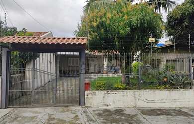 Imagem: A casa possui 3 Dormitórios, 2 Banheiros, 1 Vaga na garagem