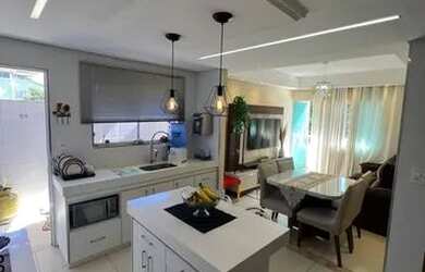 Imagem: A casa possui 3 Dormitórios, 2 Banheiros, 2 Vagas na garagem