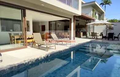 Imagem: A casa em condomínio possui 5 Dormitórios, 5 Banheiros, 2