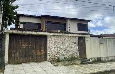 Imagem: A casa possui 4 Dormitórios, 5 Banheiros, 2 Vagas na garagem