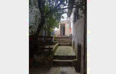 Imagem: A casa possui 2 Dormitórios, 1 Banheiro, 2 Vagas na garagem