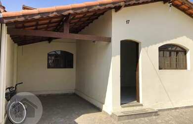 Imagem: A casa possui 5 Dormitórios, 2 Banheiros, 3 Vagas na garagem