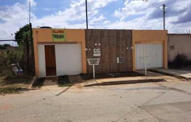 Imagem: A casa possui 3 Dormitórios, 1 Banheiro, 1 Vaga na garagem