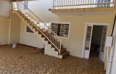 Imagem: A casa possui 2 Dormitórios, 1 Banheiro, 2 Vagas na garagem