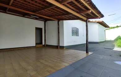 Imagem: A casa possui 3 Dormitórios, 2 Banheiros, 3 Vagas na garagem