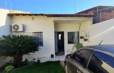 Imagem: A casa possui 3 Dormitórios, 2 Banheiros, 1 Vaga na garagem